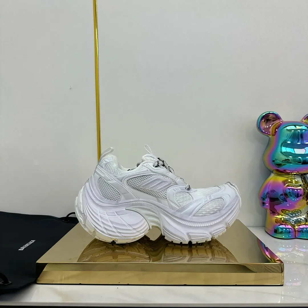 👟👟Ex-factory price 680👟👟 Balenciaga Balenciaga CARGO 6XL Sneakers Round-toe lace-up Low-cut lifestyle mesh lace-up Low-cut catwalk retro Balenciaga is always at the forefront of fashion. This model has huge size and eye-catching design. It is in line with the current "" trend. It uses an all-black color scheme to create a low-key yet gorgeous effect. The 6XL size makes it a conspicuous presence in the market. Suitable for people who pursue individuality. The products released this time once again reflect their innovation capabilities. They are made of microfiber and mesh. Its avant-garde design, exaggerated volume and reflective details give it a special silhouette. It is made of mesh material, which brings good foot feel, comfortable and breathable. The appearance still adopts the classic shape. The shoe body is fashionable and easy to wear. Item No.: 815859 W2MV2 1012 Size: 35-46